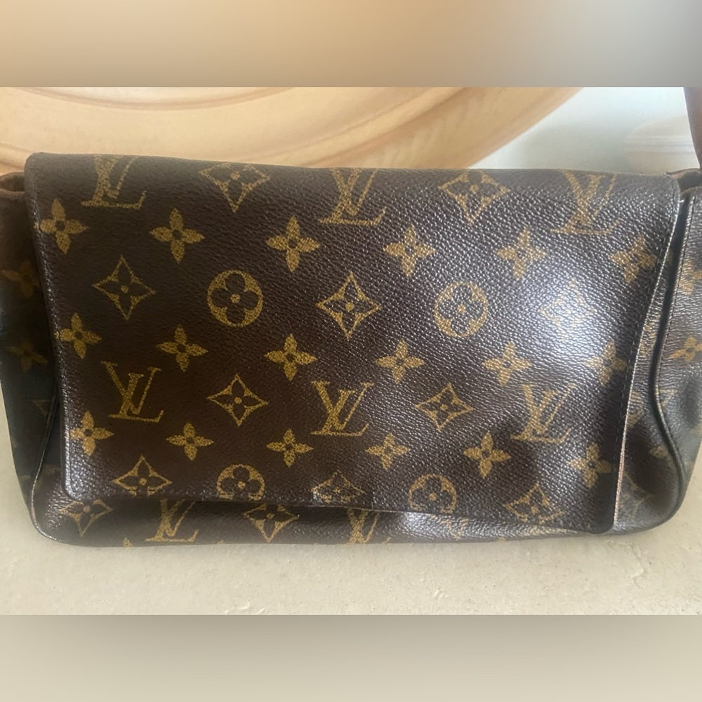 Lv Bag. - image 1
